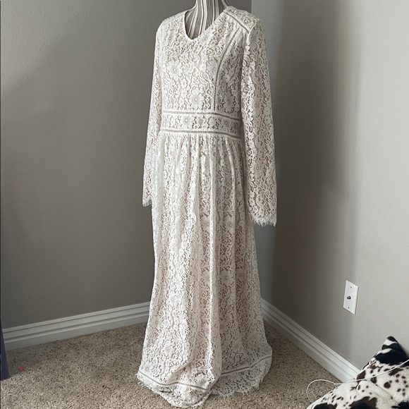 Urban Modesty Women's Zahraa Lace Maxi Dress - Picture 2 of 9